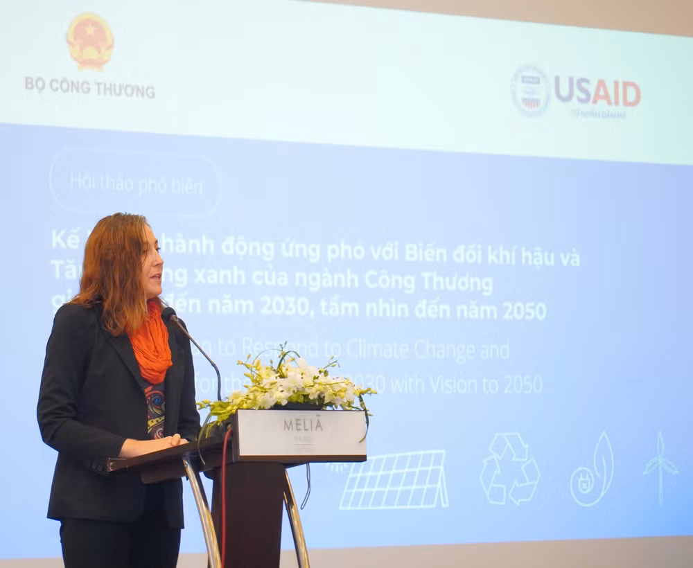 Bà Annie Wallace, Giám đốc Phòng Biến đổi khí hậu, Năng lượng và Môi trường, USAID Việt Nam. Bà Annie Wallace, Giám đốc Phòng Biến đổi khí hậu, Năng lượng và Môi trường, USAID Việt Nam.