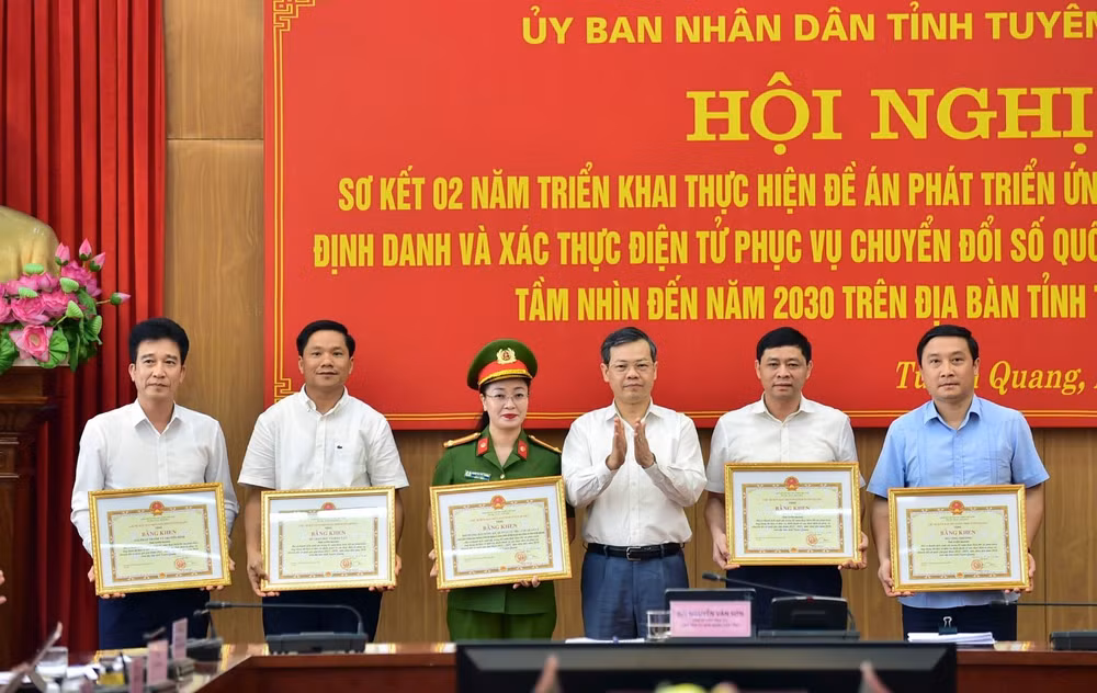 Đồng chí Nguyễn Văn Sơn, Chủ tịch Ủy ban nhân dân tỉnh Tuyên Quang tặng Bằng khen cho các tập thể có thành tích xuất sắc trong 2 năm thực hiện Đề án 06.