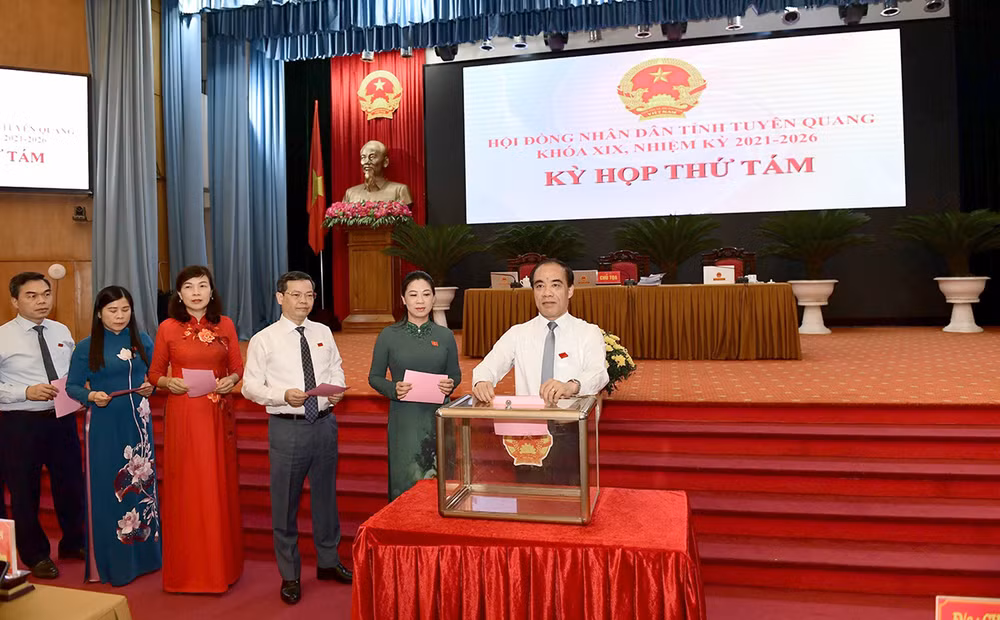 Các đại biểu bỏ phiếu bầu thành viên Ủy ban nhân dân tỉnh.