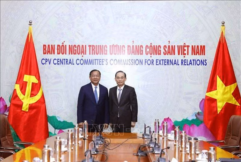 Đồng chí Lê Hoài Trung, Ủy viên Trung ương Đảng, Trưởng ban Đối ngoại Trung ương tiếp đồng chí Prak Sokhonn, Ủy viên Ban Thường vụ Trung ương CPP, Phó Thủ tướng, Bộ trưởng Ngoại giao và Hợp tác quốc tế Campuchia, Trưởng Ban Đối ngoại Trung ương CPP. (Ảnh: TTXVN)