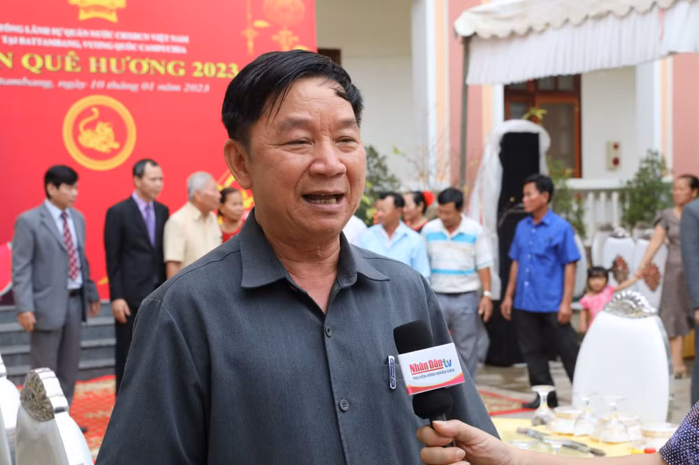 Ông Hoàng Xuân Khoa bày tỏ niềm vui của bà con cộng đồng trước sự phát triển mạnh mẽ của đất nước. (Ảnh: Sơn Xinh)