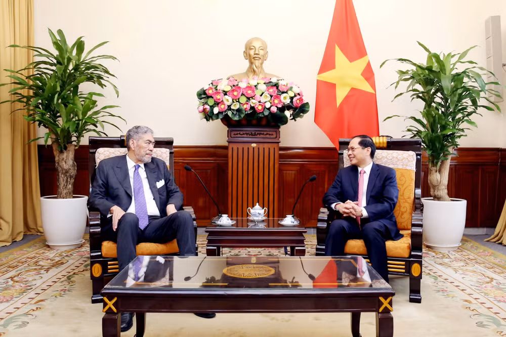 Bộ trưởng Ngoại giao Bùi Thanh Sơn tiếp Tổng Bí thư Đảng Phong trào cánh tả thống nhất, Bộ trưởng chính sách hội nhập khu vực nước Cộng Hòa Dominicana Miguel Mejia.