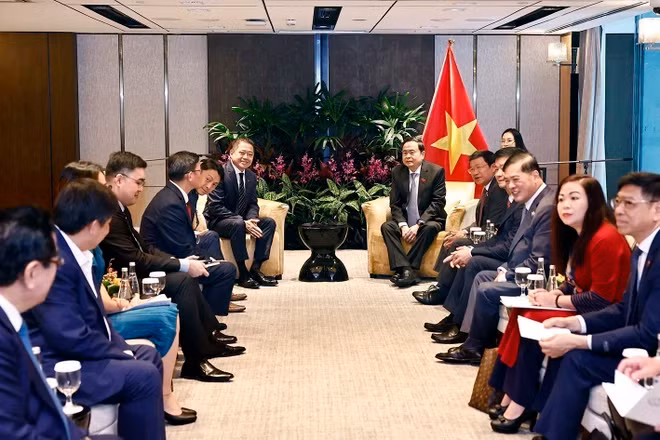 Chủ tịch Quốc hội Trần Thanh Mẫn tiếp ông Kevin Chng, Giám đốc Tài chính Tập đoàn Keppel. (Ảnh: TTXVN)