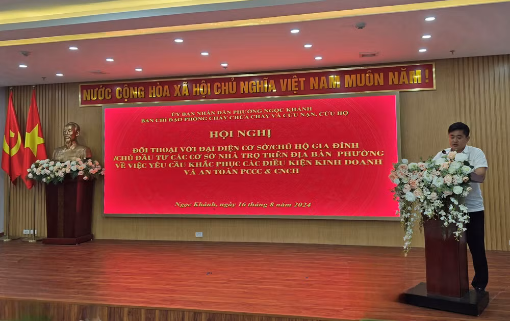 Ông Viên Hải Tuệ, Chủ tịch Ủy ban nhân dân phường Ngọc Khánh chủ trì Đối thoại về an toàn phòng cháy chữa cháy và cứu hộ cứu nạn. Ông Viên Hải Tuệ, Chủ tịch Ủy ban nhân dân phường Ngọc Khánh chủ trì Đối thoại về an toàn phòng cháy chữa cháy và cứu hộ cứu nạn.