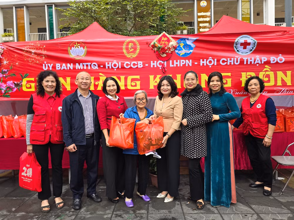 Lãnh đạo phường Giảng Võ tặng những món quà 0 đồng cho người dân có hoàn cảnh khó khăn trên địa bàn. Lãnh đạo phường Giảng Võ tặng những món quà 0 đồng cho người dân có hoàn cảnh khó khăn trên địa bàn.