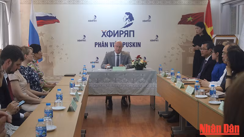 Quang cảnh buổi gặp mặt của Phó Thủ tướng Nga với lãnh đạo Bộ Giáo dục và Đào tạo Việt Nam cùng cán bộ, nhân viên Phân viện Puskin tại Hà Nội.