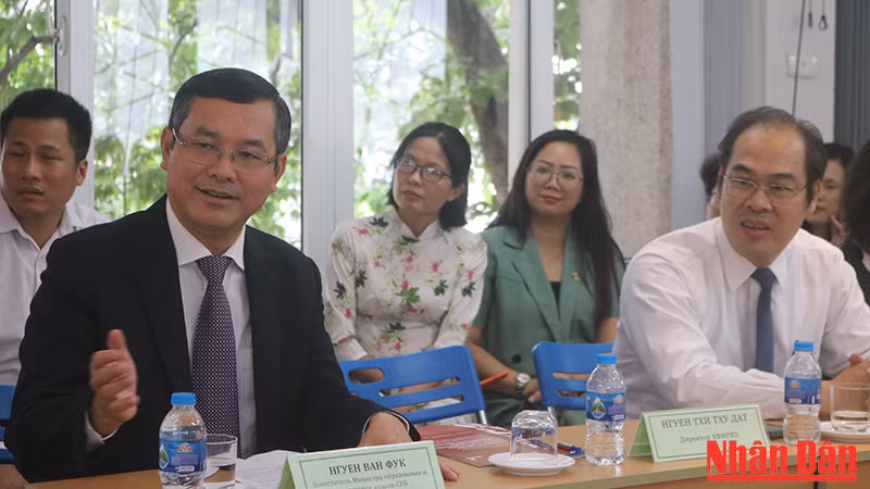Thứ trưởng Giáo dục và Đào tạo Nguyễn Văn Phúc chia sẻ ý kiến tại buổi gặp mặt.