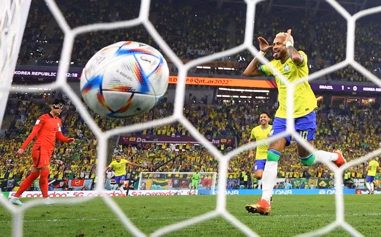 Neymar thực hiện thành công quả 11m. (Ảnh: Reuters) Neymar thực hiện thành công quả 11m. (Ảnh: Reuters)