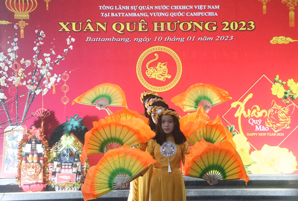 Tiết mục múa Chào Xuân 2023 của học sinh là con em người gốc Việt Nam. (Ảnh: Nguyễn Hiệp)