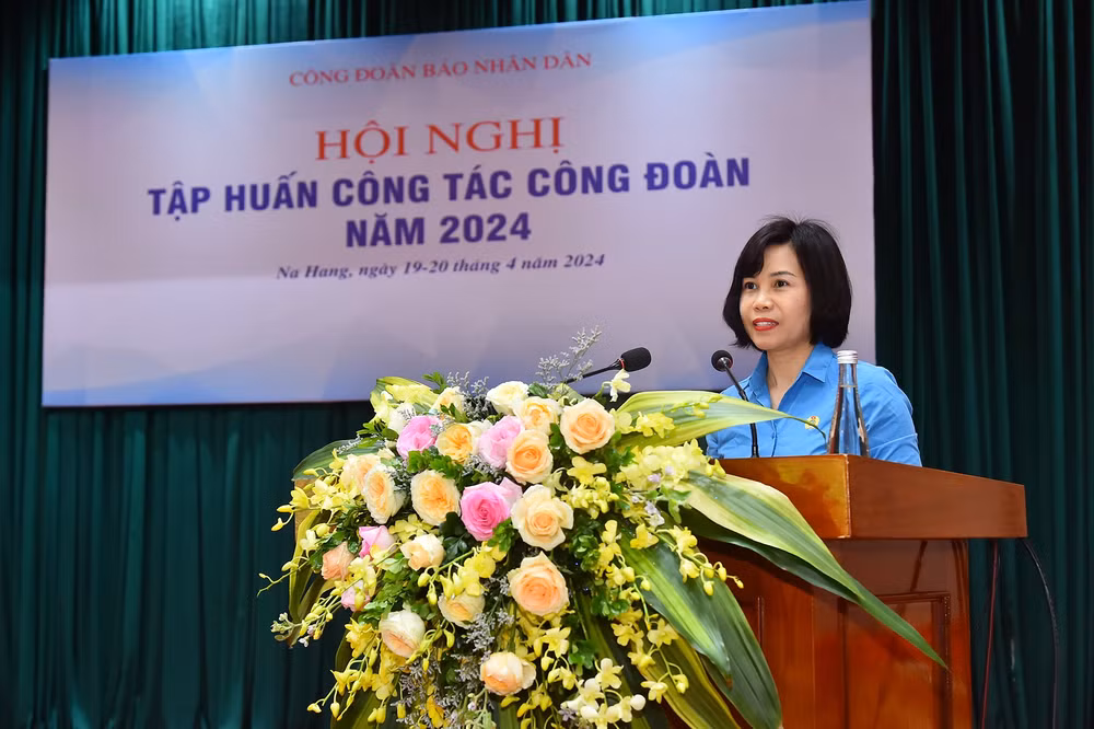 Đồng chí Trần Thị Kiều Thanh Bình, Chủ tịch Công đoàn Báo Nhân Dân phát biểu khai mạc hội nghị. Đồng chí Trần Thị Kiều Thanh Bình, Chủ tịch Công đoàn Báo Nhân Dân phát biểu khai mạc hội nghị.