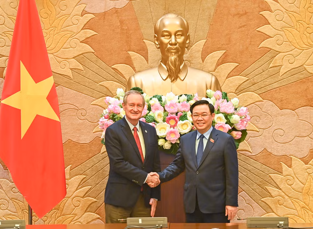Chủ tịch Quốc hội Vương Đình Huệ và Thượng Nghị sĩ Mike Carpo, Trưởng Đoàn Nghị sĩ Quốc hội Hoa Kỳ tại buổi tiếp.