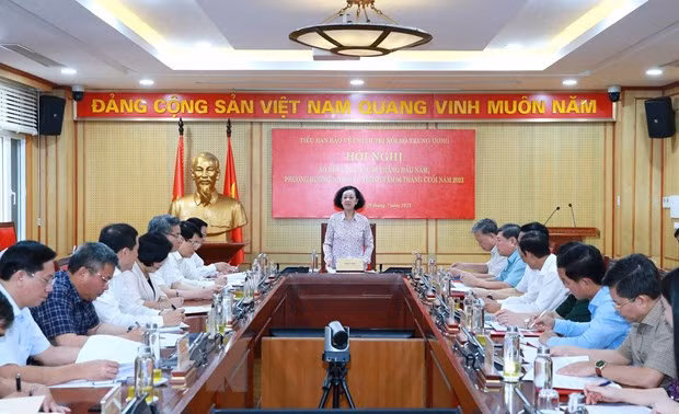 Bà Trương Thị Mai, Ủy viên Bộ Chính trị, Thường trực Ban Bí thư, Trưởng Ban Tổ chức Trung ương, Trưởng Tiểu ban phát biểu chỉ đạo hội nghị. (Ảnh: TTXVN)