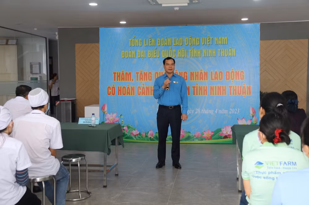 Chủ tịch Tổng Liên đoàn Lao động Việt Nam Nguyễn Đình Khang ghi nhận các ý kiến của cử tri công nhân. Chủ tịch Tổng Liên đoàn Lao động Việt Nam Nguyễn Đình Khang ghi nhận các ý kiến của cử tri công nhân.