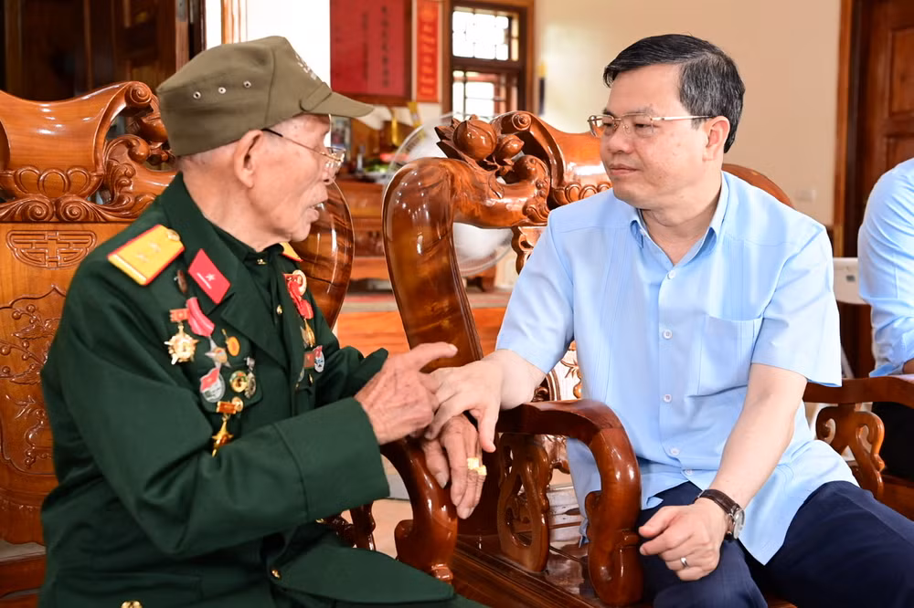 Đồng chí Nguyễn Văn Sơn, Chủ tịch Ủy ban nhân dân tỉnh Tuyên Quang thăm hỏi chiến sĩ Điện Biên Ma Trọng Tiến, xã Hòa Phú, huyện Chiêm Hóa. Đồng chí Nguyễn Văn Sơn, Chủ tịch Ủy ban nhân dân tỉnh Tuyên Quang thăm hỏi chiến sĩ Điện Biên Ma Trọng Tiến, xã Hòa Phú, huyện Chiêm Hóa.