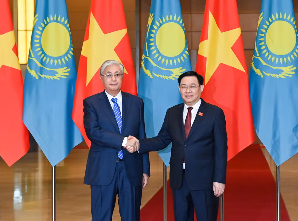 Chủ tịch Quốc hội Vương Đình Huệ và Tổng thống Cộng hòa Kazakhstan Kassym-Jomart Tokayev tại buổi hội kiến. (Ảnh Duy Linh)