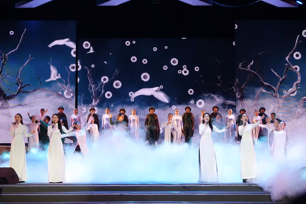 Tứ ca nữ trình bày ca khúc "Tự nguyện" (sáng tác: Trương Quốc Khánh).