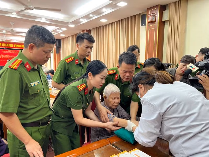 Lấy mẫu ADN Bà mẹ Việt Nam Anh hùng Nguyễn Thị Lộc (sinh năm 1935, ở xã Đông Hội, có 2 con là liệt sĩ).
