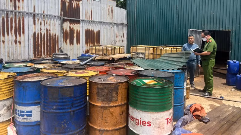Bên trong cơ sở tái chế dầu thải của Bùi Quốc Giang tại xã Thiên Đức, huyện Gia Lâm.