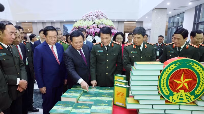 Các đại biểu tham quan gian trưng bày sách.