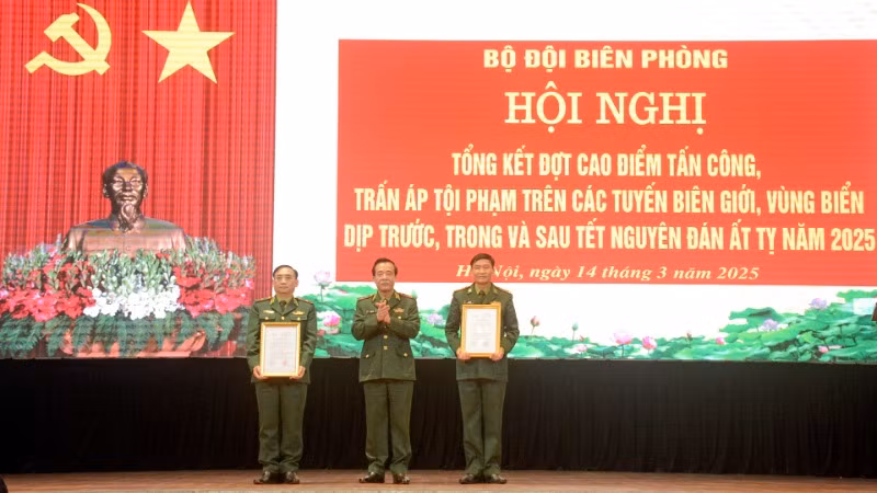 Tư lệnh Bộ đội Biên phòng, Trung tướng Lê Đức Thái trao thưởng các đơn vị có thành tích xuất sắc.