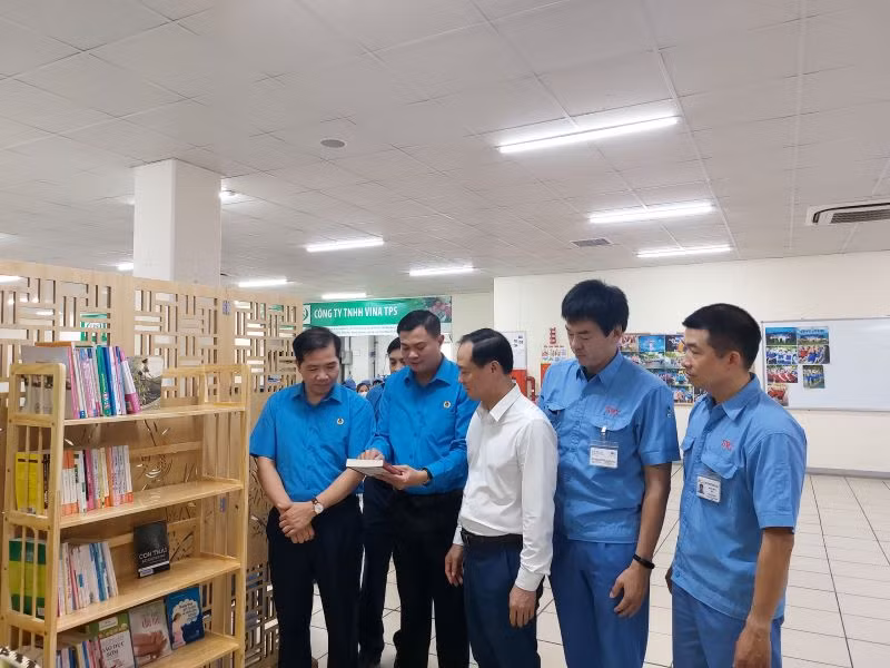 Không gian đọc sách báo tại điểm văn hóa công nhân. Không gian đọc sách báo tại điểm văn hóa công nhân.