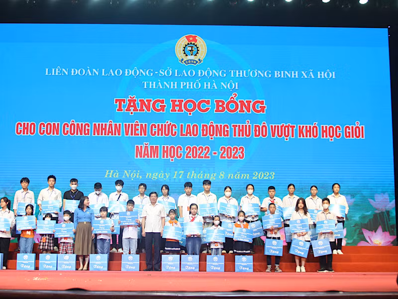 Trao học bổng tặng 100 con công nhân, lao động vượt khó học giỏi. Trao học bổng tặng 100 con công nhân, lao động vượt khó học giỏi.