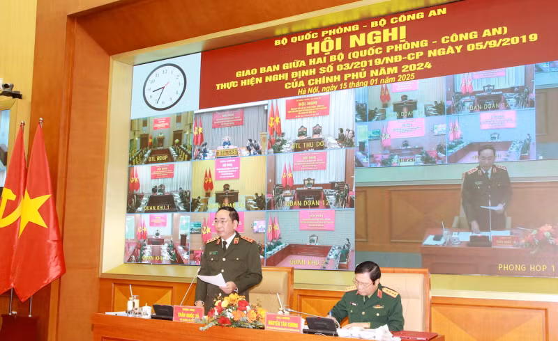 Thượng tướng Trần Quốc Tỏ điều hành thảo luận. Thượng tướng Trần Quốc Tỏ điều hành thảo luận.