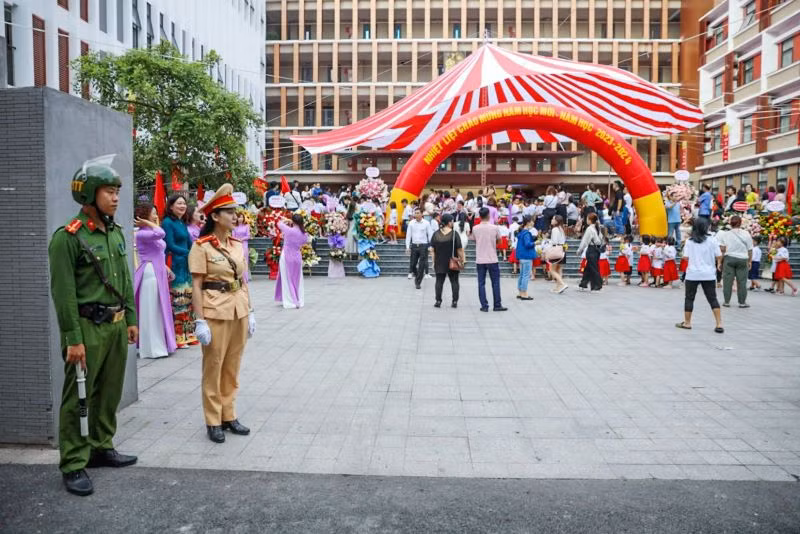 Các lực lượng Công an thành phố Hà Nội phối hợp hướng dẫn, phân luồng giao thông, bảo đảm an ninh trật tự, an toàn giao thông. Các lực lượng Công an thành phố Hà Nội phối hợp hướng dẫn, phân luồng giao thông, bảo đảm an ninh trật tự, an toàn giao thông.
