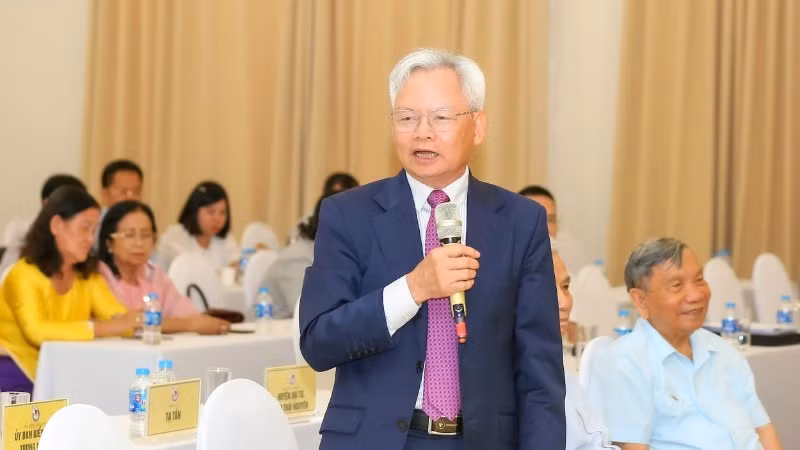 Giáo sư, Tiến sĩ Tạ Ngọc Tấn phát biểu tham luận.