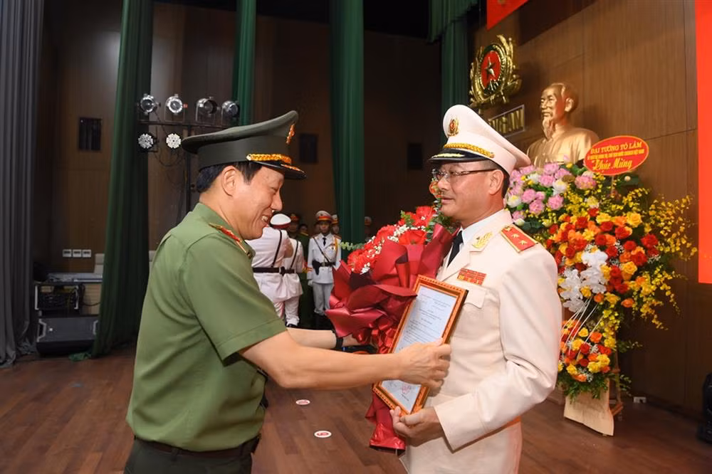 Bộ trưởng Lương Tam Quang trao quyết định cho Thứ trưởng Phạm Thế Tùng. Bộ trưởng Lương Tam Quang trao quyết định cho Thứ trưởng Phạm Thế Tùng.
