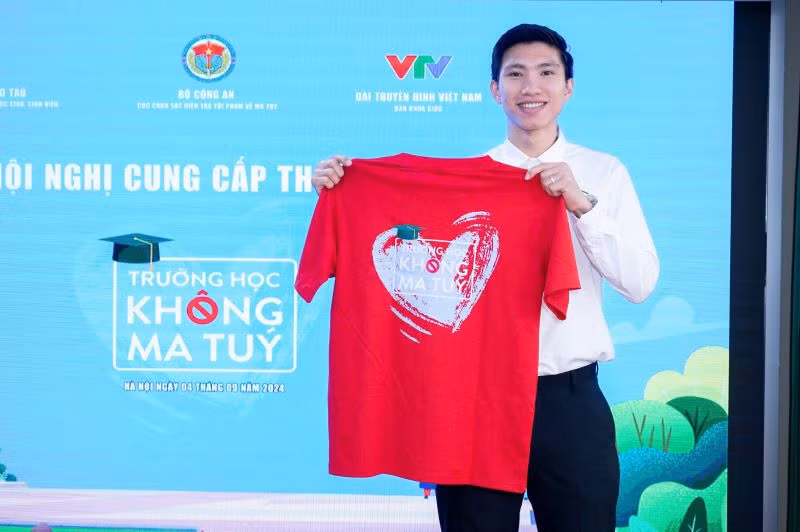 Cầu thủ Đoàn Văn Hậu tại Hội nghị. Cầu thủ Đoàn Văn Hậu tại Hội nghị.