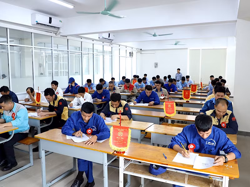 Các thí sinh vào vòng thi lý thuyết.