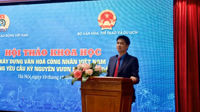 Đồng chí Ngọ Duy Hiểu phát biểu đề dẫn hội thảo.