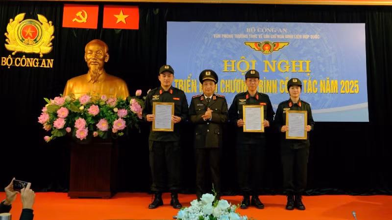 Chánh Văn phòng Thường trực về Gìn giữ hòa bình Liên hợp quốc trao quyết định, giao kiêm nhiệm vụ cho Ban Chỉ huy Đơn vị Cảnh sát Gìn giữ hòa bình số 1. 