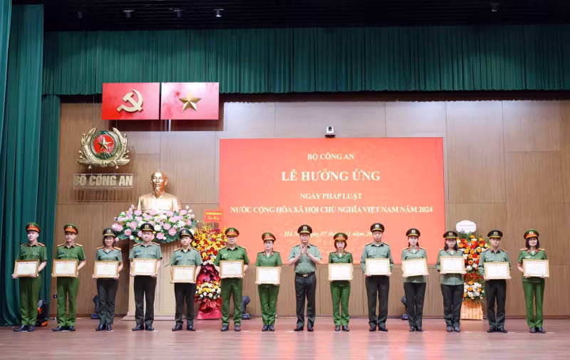 Thứ trưởng Lê Quốc Hùng trao Bằng khen tặng các cá nhân. Thứ trưởng Lê Quốc Hùng trao Bằng khen tặng các cá nhân.