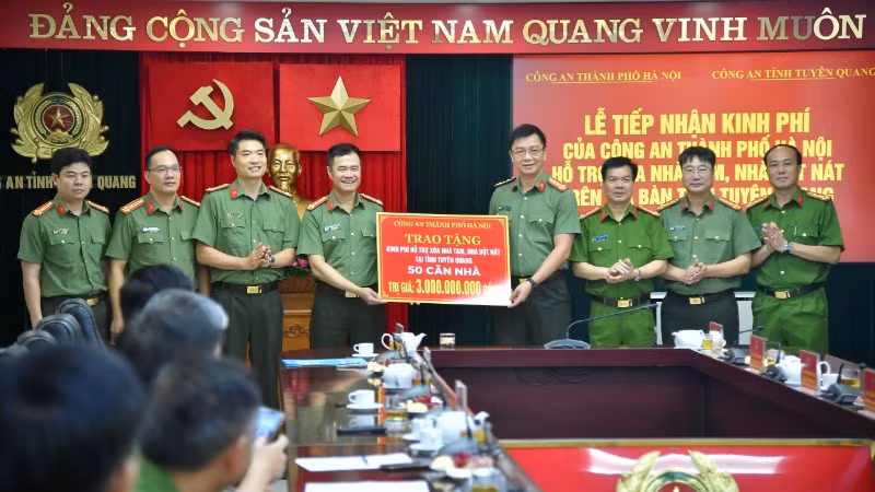 Công an Hà Nội trao 3 tỷ đồng chung tay “Xóa nhà tạm, nhà dột nát” tại tỉnh Tuyên Quang.