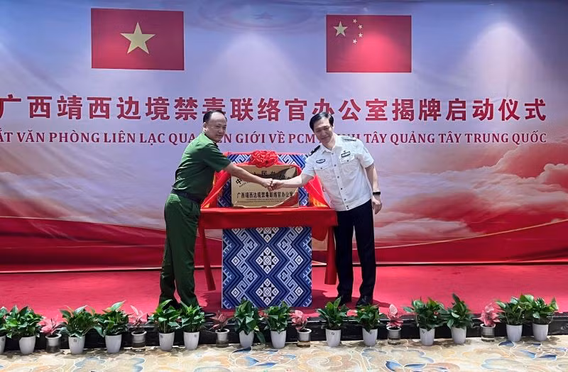 Thượng tá Hoàng Tâm Hiếu và Đồng chí Trương Đạo Minh cắt băng khánh thành Văn phòng BLO Tịnh Tây. 