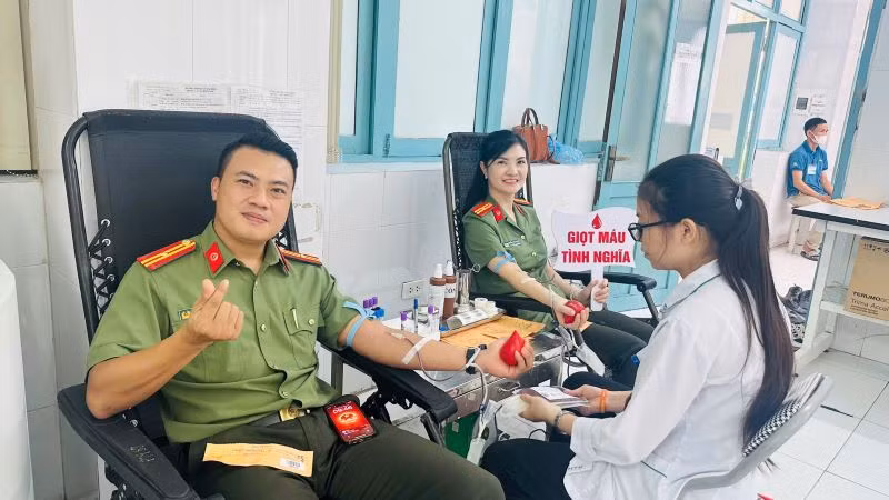 Đông đảo cán bộ, chiến sĩ, sinh viên đã đến Bệnh viện Hữu nghị Việt-Đức hiến máu cứu người. 