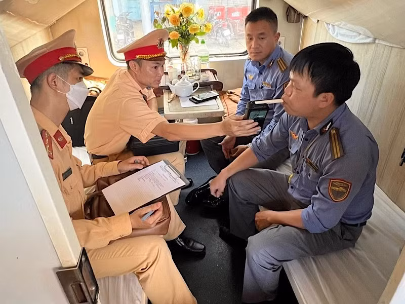 Kiểm tra nồng độ cồn nhân viên lái tàu. Kiểm tra nồng độ cồn nhân viên lái tàu.