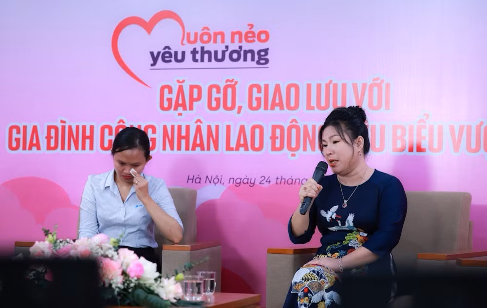 Chị Nguyễn Hà Diễm Châu (trái) và chị Phạm Thị Mai Phượng (phải) tại chương trình. Chị Nguyễn Hà Diễm Châu (trái) và chị Phạm Thị Mai Phượng (phải) tại chương trình.