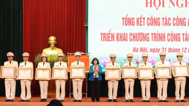 Bí thư Thành ủy Hà Nội Bùi Thị Minh Hoài trao Bằng khen của Thủ tướng Chính phủ tặng các cá nhân có thành tích xuất sắc. Bí thư Thành ủy Hà Nội Bùi Thị Minh Hoài trao Bằng khen của Thủ tướng Chính phủ tặng các cá nhân có thành tích xuất sắc.