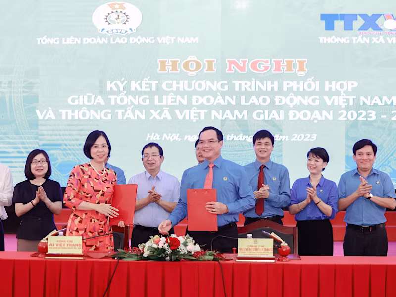 Chủ tịch Tổng Liên đoàn lao động Việt Nam Nguyễn Đình Khang và Tổng Giám đốc Thông tấn xã Việt Nam Vũ Việt Trang ký Chương trình phối hợp giai đoạn 2023-2028.