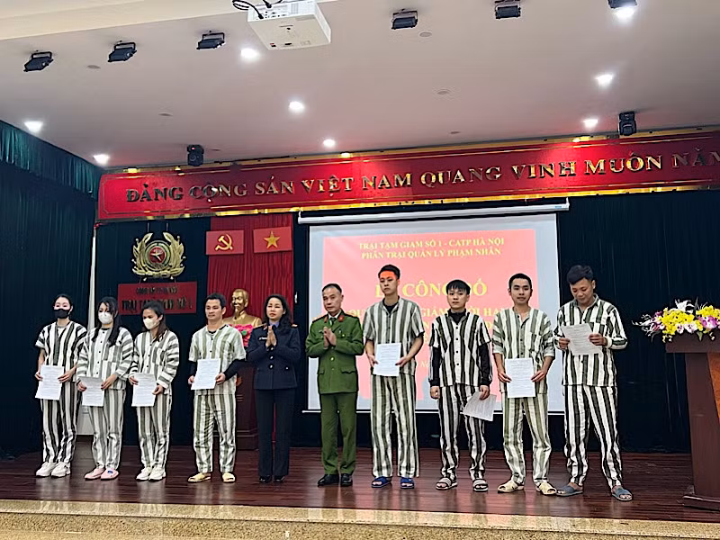 Các phạm nhân nhận quyết định giảm án.
