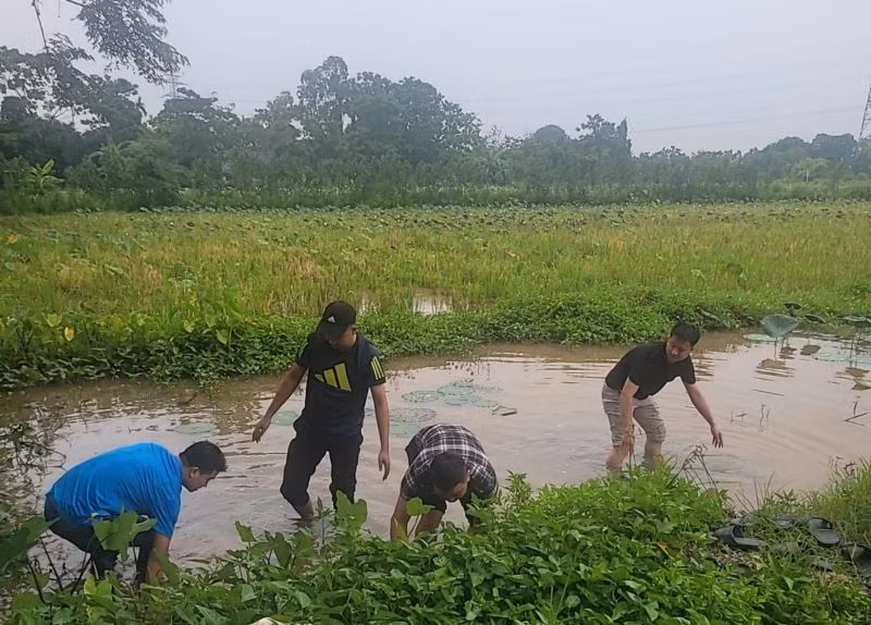 Lực lượng công an tìm hung khí vụ án. Lực lượng công an tìm hung khí vụ án.