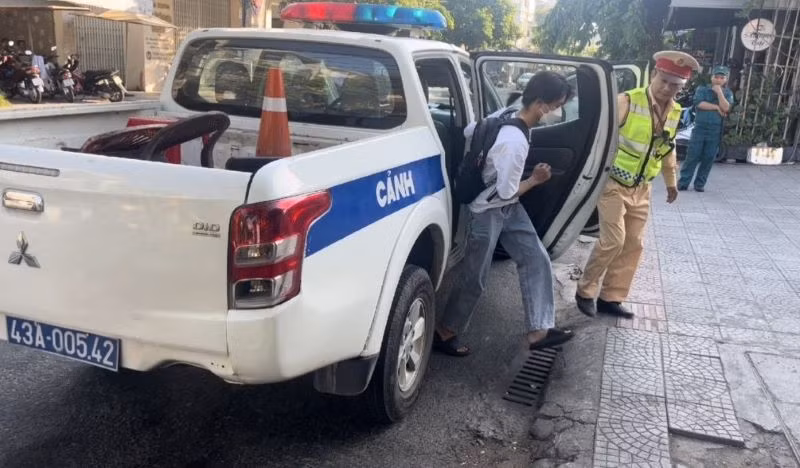 Tổ tuần tra kiểm soát thuộc Phòng Cảnh sát giao thông, Công an TP Đà Nẵng dùng xe chuyên dụng đưa thí sinh Trần Lê Quốc Thịnh đến địa điểm thi.
