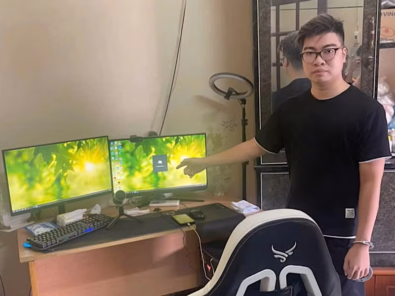Đặng Mạnh Cường và các thiết bị dùng livestream. Đặng Mạnh Cường và các thiết bị dùng livestream.