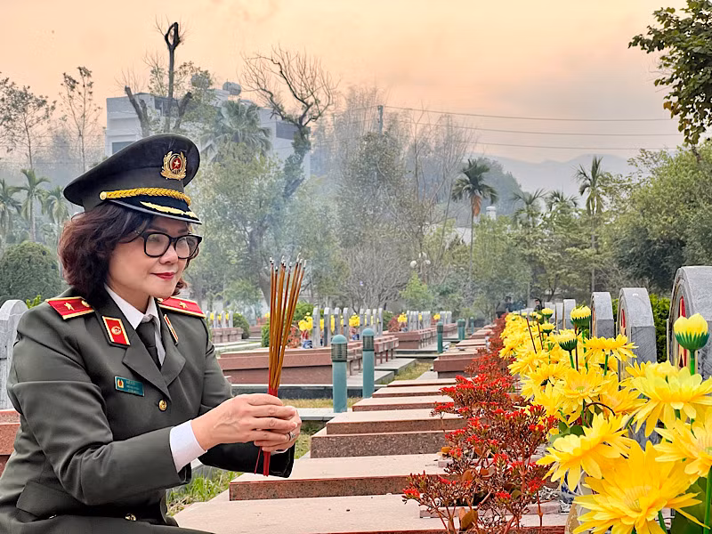 Thiếu tướng Ngô Hoài Thu thắp hương tại Nghĩa trang Liệt sĩ Điện Biên. Thiếu tướng Ngô Hoài Thu thắp hương tại Nghĩa trang Liệt sĩ Điện Biên.