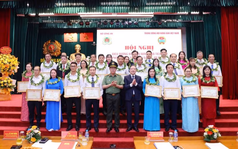 Lãnh đạo hai đơn vị chụp ảnh lưu niệm cùng đại diện các tập thể, cá nhân hội viên nông dân tiêu biểu. Lãnh đạo hai đơn vị chụp ảnh lưu niệm cùng đại diện các tập thể, cá nhân hội viên nông dân tiêu biểu.