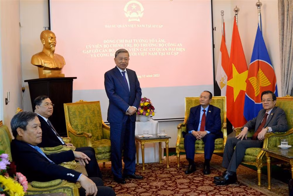 Bộ trưởng Tô Lâm thăm Đại sứ quán Việt Nam tại Ai Cập. Bộ trưởng Tô Lâm thăm Đại sứ quán Việt Nam tại Ai Cập.