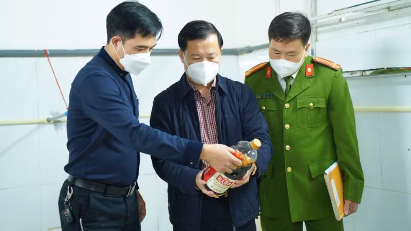 Lực lượng liên ngành kiểm tra các cơ sở kinh doanh thực phẩm trên địa bàn thành phố. (Ảnh: Báo Hà Nội Mới)